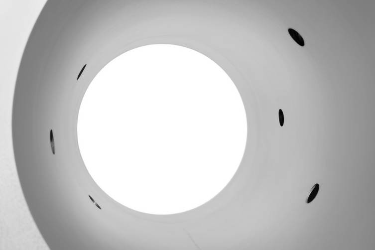 The sensor OPTISONIC 3000 features a robust, fully welded construction with patented inert metal transducer technology. With the full bore unobstructed sensor tube without moving parts, the flowmeter measures bi-directionally, starting at nearly zero flow