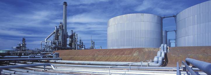 picture of a refinery with pipes